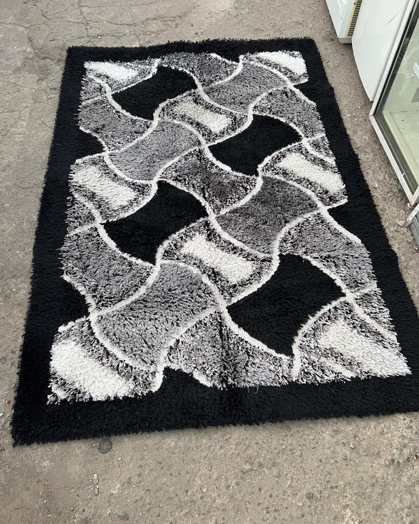 5 by 7 Italian saggy centre Rug